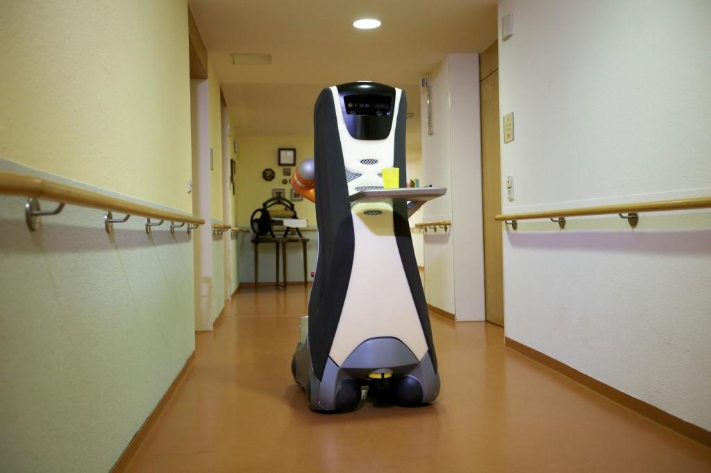 Care-O-bot® brengt eten rond in een verzorgingstehuis