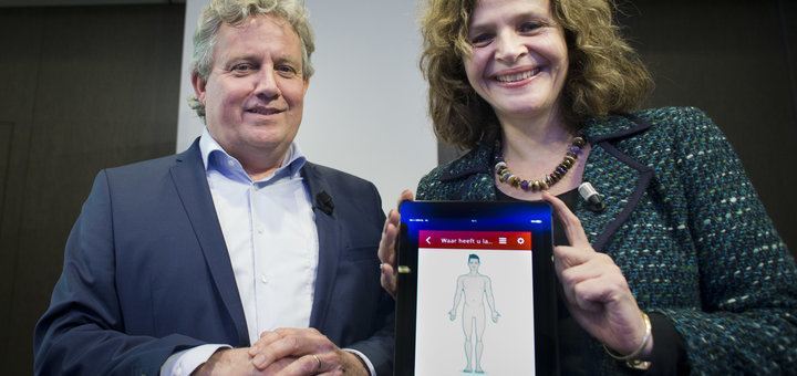 Gert Jo van Doornik met minister Edith Schippers bij de overhandiging van de app