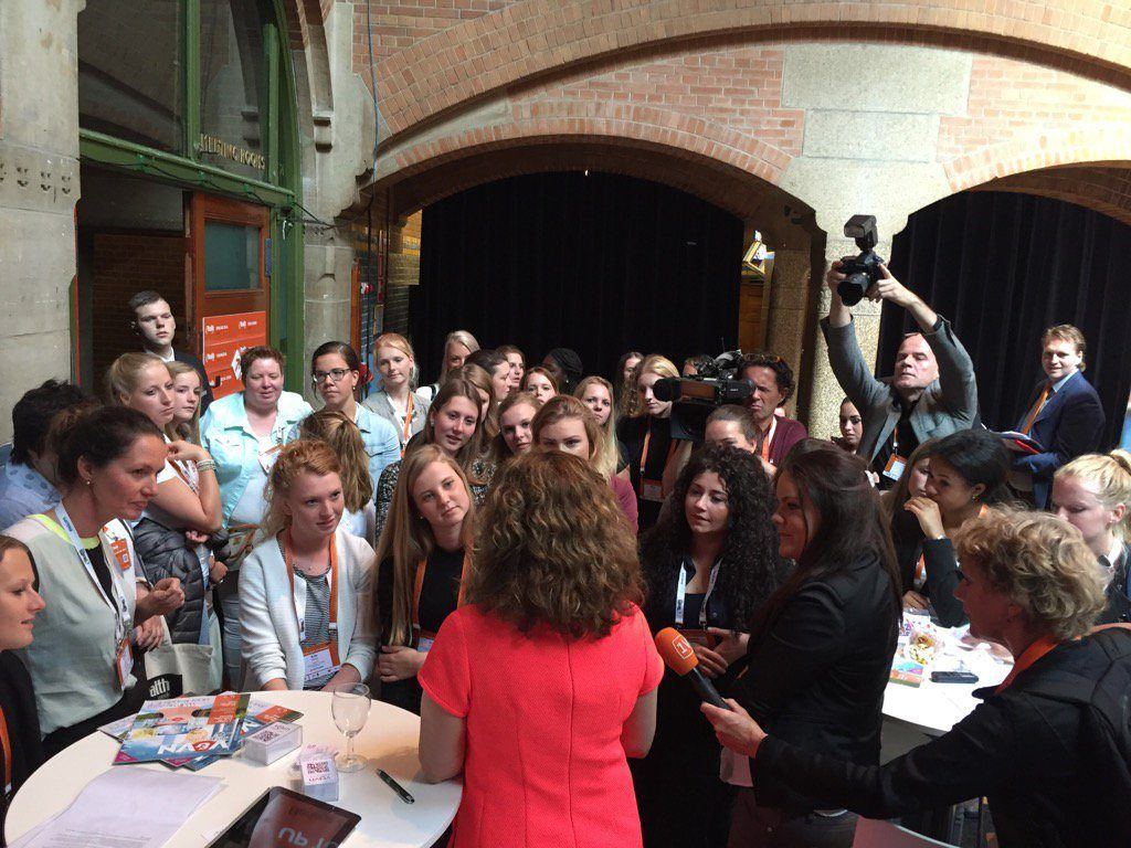 Minister Schippers in gesprek met verpleegkundigen in opleiding tijdens eHealth week (foto: Erik Gerritsen)