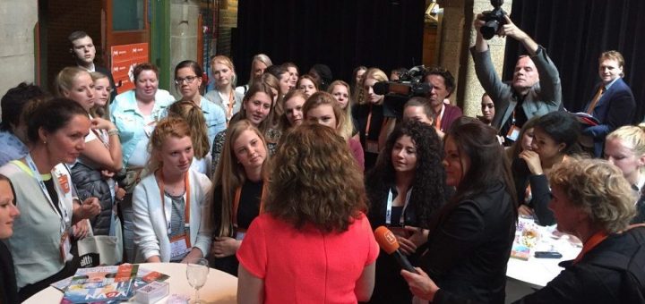 Minister Schippers in gesprek met verpleegkundigen in opleiding tijdens eHealth week (foto: Erik Gerritsen)