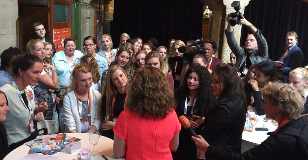 Minister Schippers in gesprek met verpleegkundigen in opleiding tijdens eHealth week (foto: Erik Gerritsen)