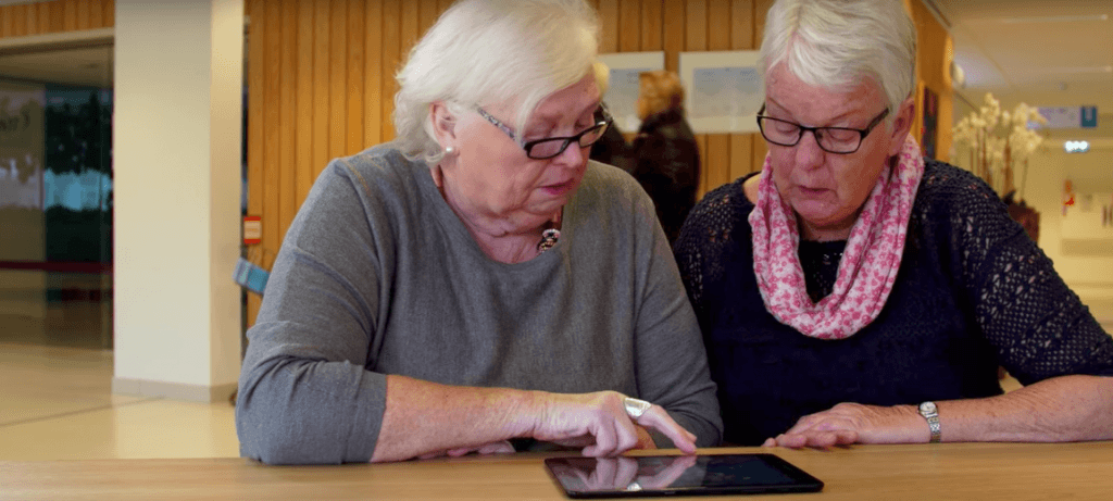 iPad ouderen senior thuis