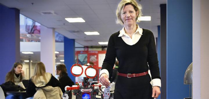 Jenny van Doorn en een robot (foto: Elmer Spaargaren, Rijksuniversiteit Groningen)